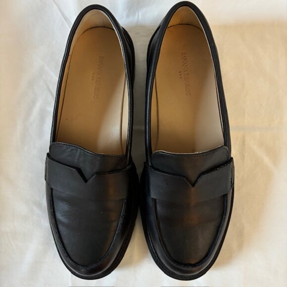 Banana Republic Black Leather Vee Strap Lug Loafers Women's Size 7.5 - Picture 4 of 11